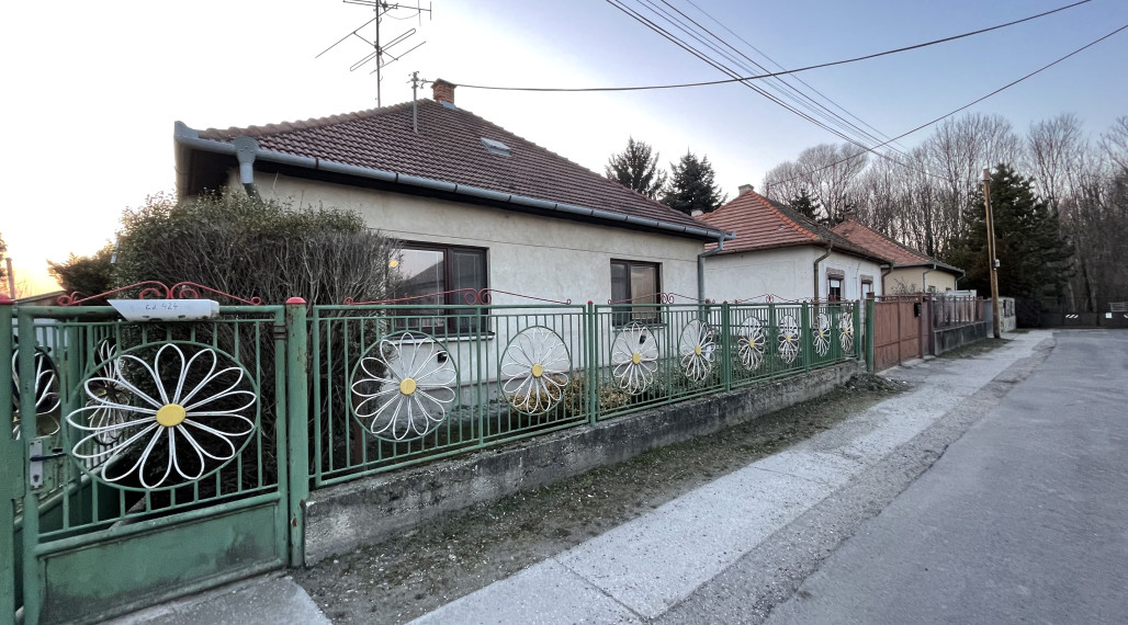 Reality KOMPLEX s.r.o. Vám ponúka rodinný dom s veľkým pozemkom v obci Vrakúň