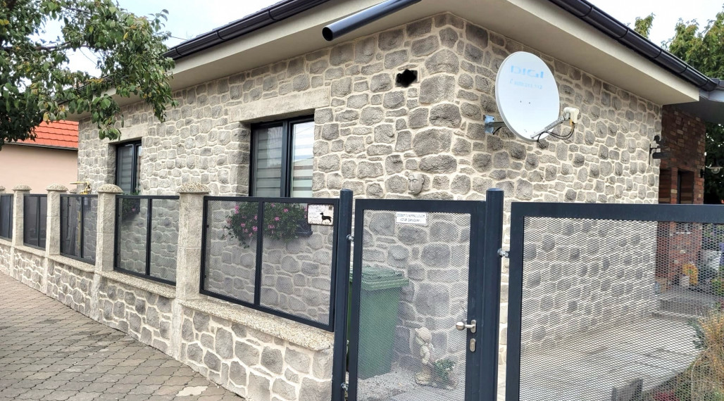 VÝRAZNÁ ZĽAVA !!! MIMORIADNÁ PONUKA!!! Reality KOMPLEX s.r.o., Vám ponúka zrekonštruovaný 3 izbový rodinný dom s pozemkom vo vyhľadávanej lokalite v úplne tichom prostredí, obci Okoličná na Ostrove !!!