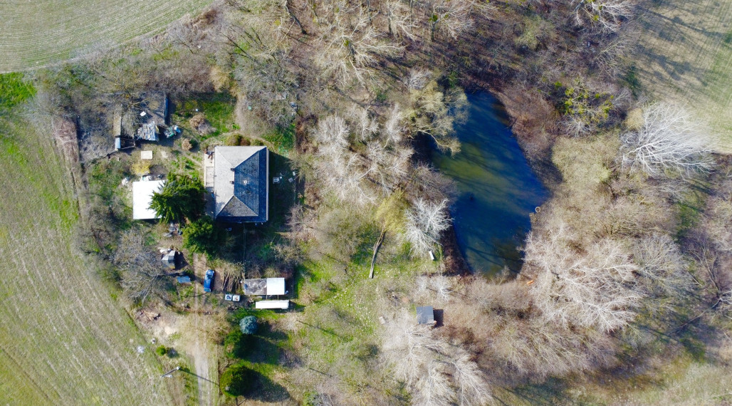 Reality KOMPLEX s.r.o., Vám exkluzívne ponúka na predaj rybárske jazero s veľkým pozemkom v obci Malý Ostrov