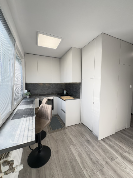 Exkluzívne iba u nás!!! Reality KOMPLEX s.r.o. Vám ponúka na PRENÁJOM moderný, vkusne, čerstvo prerobený a zariadený 1 izbový byt, vo vynikajúcej lokalite mesta Komárno!!!