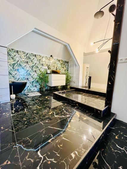 Reality KOMPLEX s.r.o. Vám ponúka nadštandarný rodinný dom v meste Veľký Meder, ktorý spája štýl, pohodlie a luxus do jedného výnimočného celku.