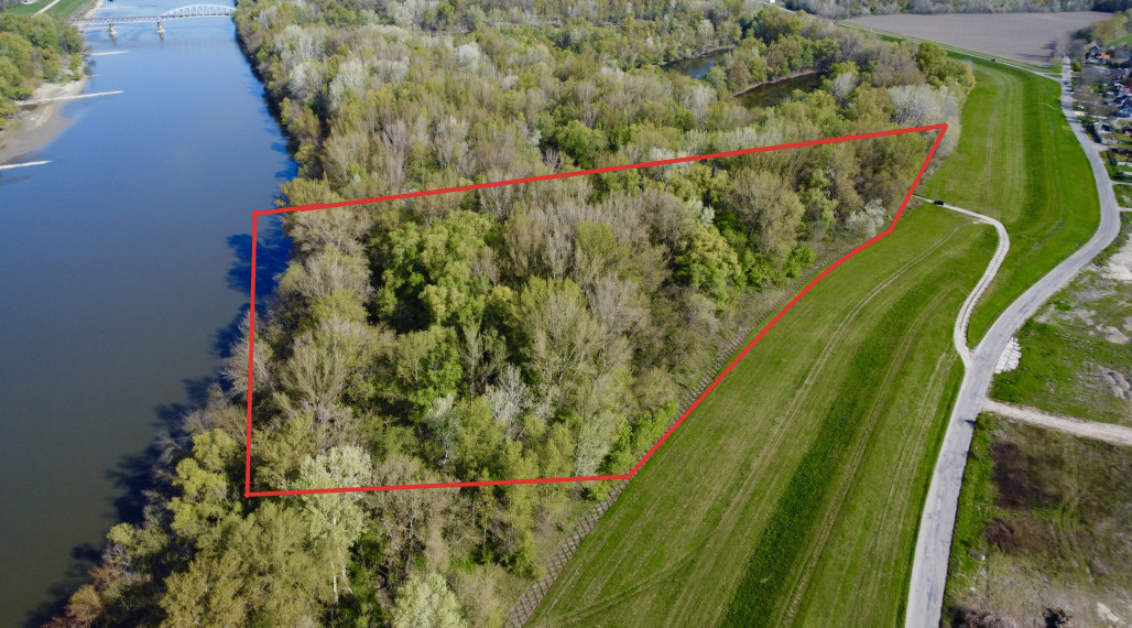 Reality KOMPLEX s.r.o., Vám ponúka na PREDAJ veľký pozemok v Komárne pri Váhu