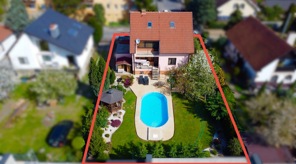 Reality KOMPLEX s.r.o. Vám ponúka na PREDAJ -EXKLUZÍVNE- tehlový rodinný dom v obci Komárno na leteckom poli