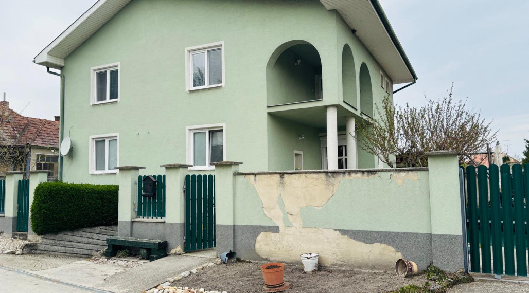 Reality KOMPLEX s.r.o. vám ponúka na predaj veľmi pekný, 6-izbový poschodový rodinný dom v obci Kľúčovec