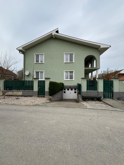 Reality KOMPLEX s.r.o. vám ponúka na predaj veľmi pekný, 6-izbový poschodový rodinný dom v obci Kľúčovec