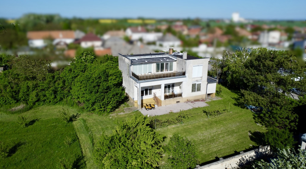 Reality Komplex s.r.o. Vám exkluzívne ponúka na PREDAJ poschodový rodinný dom s obrovským pozemkom v obci Tôň, blízko Komárna!