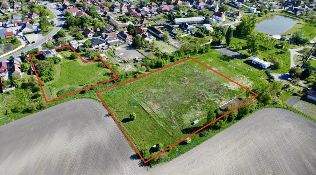 Reality KOMPLEX s.r.o. Vám ponúka na PREDAJ veľký pozemok - futbalové ihrisko - v obci TôŇ za výhodnú cenu!!