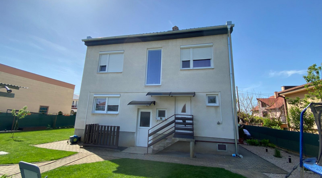 Reality KOMPLEX s.r.o. Vám ponúka EXKLUZÍVNE na predaj priestranný poschodový rodinný dom v Kolárove!