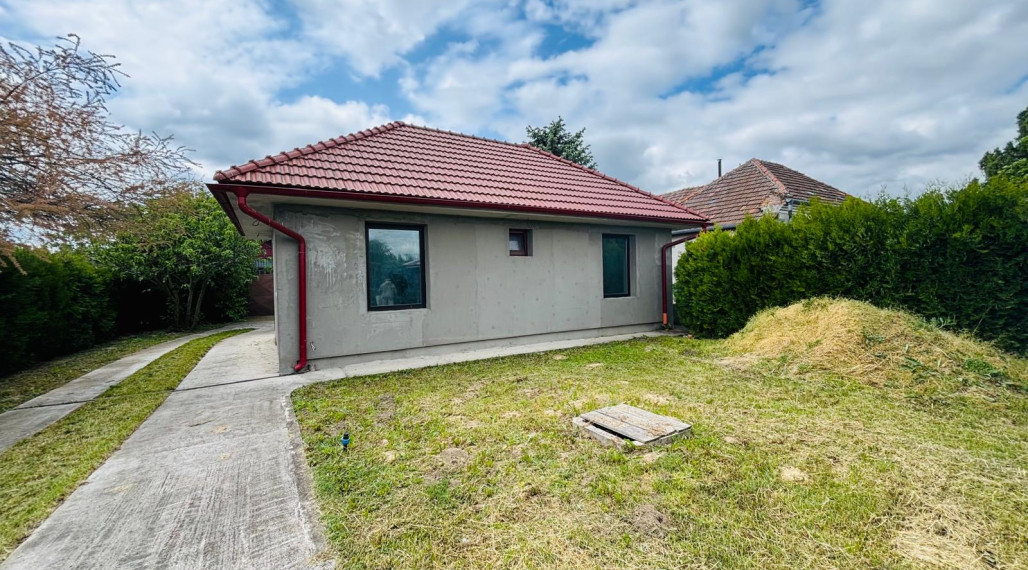 Reality KOMPLEX s.r.o., Vám ponúka na predaj rodinný dom  v obci Bátorove Kosihy.