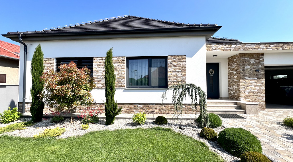 Reality KOMPLEX s.r.o. ponúka na PRENÁJOM exkluzívny rodinný dom s moderným vybavením a krásnou záhradou v obci Veľké Blahovo