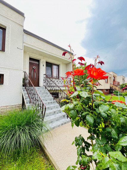 Reality KOMPLEX s.r.o. Vám ponúka na predaj priestranný poschodový rodinný dom v meste Kolárovo