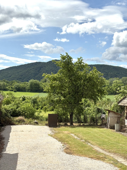 IBA U NÁS !!! Reality KOMPLEX s.r.o.,Vám ponúka na predaj 3 izbový rodinný domček nachádzajúci sa v malebnej lokalite obci Chľaba, na SKOK od sútoku Dunaja a Ipľa okres Nové Zámky !!!