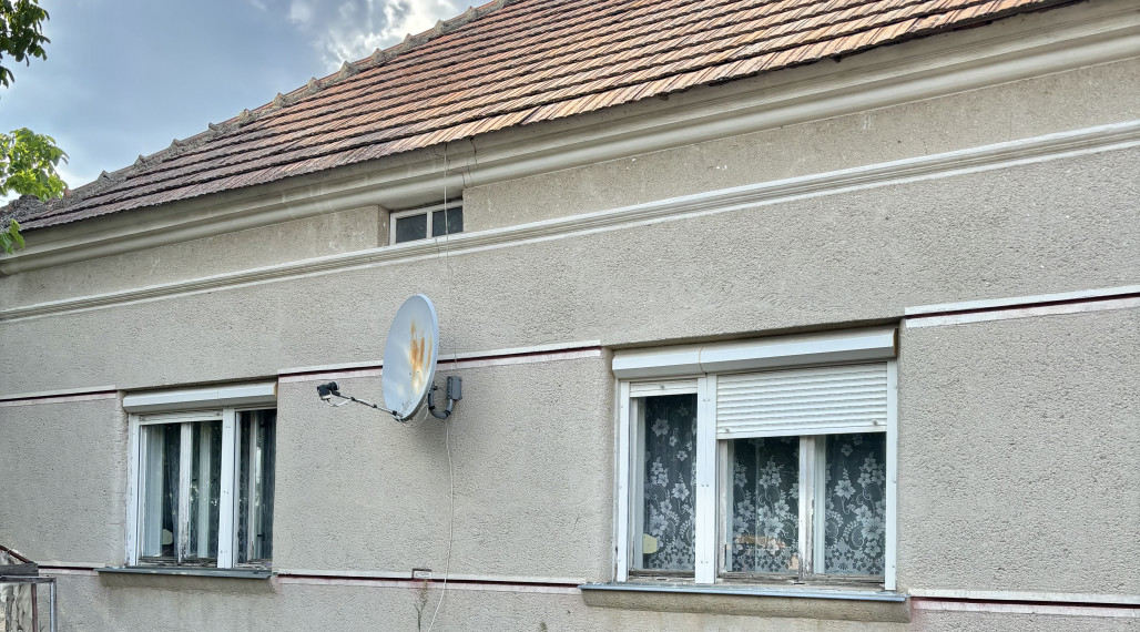 Reality KOMPLEX s.r.o., Vám ponúka na predaj 4 izbový rodinný dom  s rozsiahlym pozemkom v obci Bátorové Kosihy.