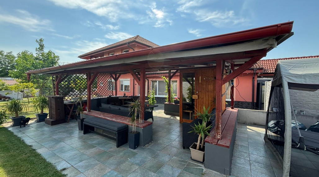 Reality KOMPLEX s.r.o. vám exkluzívne ponúka na predaj kvalitne zrekonštruovaný rodinný dom, ktorý sa nachádza v pokojnej a obľúbenej obci Trávnik, v okrese Komárno.