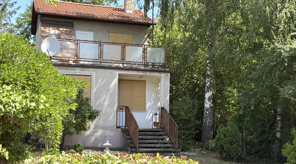 EXKLUZÍVNE IBA U NÁS !!! Reality KOMPLEX s.r.o. vám ponúka na predaj rekreačnú chatu obklopenú krásnou prírodou v obci Radvaň nad Dunajom, 50m od  piesočnatej pláže Dunaja !!!