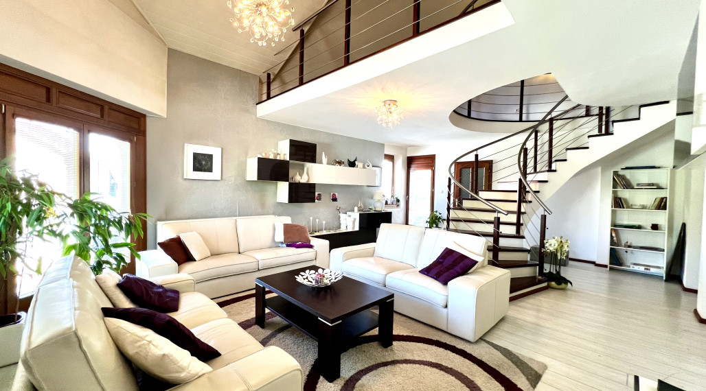 Reality KOMPLEX s.r.o. ponúka na PREDAJ zrekonštruovaný 5 izbový podpivničený rodinný dom s garážou v obci Topoľníky