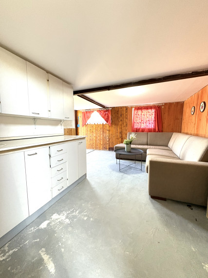 Reality KOMPLEX s.r.o. Vám ponúka na PREDAJ víkendový domček v NOVEJ STRÁŽI časť Komárna.