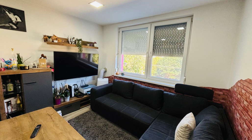 Reality KOMPLEX s.r.o. Vám ponúka exkluzívne na predaj moderný, kompletne zrekonštruovaný 1-izbový byt nachádzajúci sa vo vyhľadávanej časti obce Zemianska Olča.