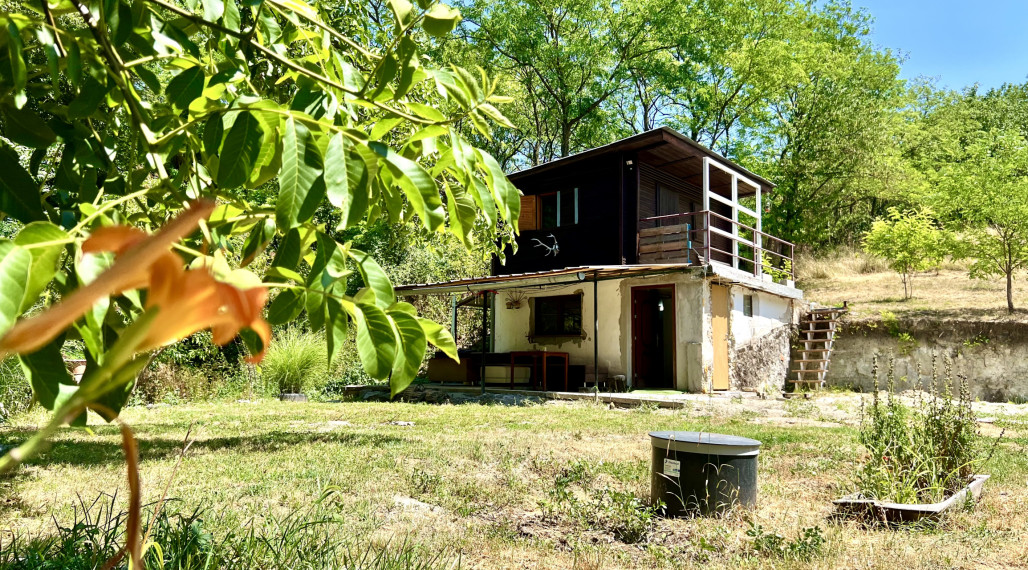 Reality KOMPLEX s.r.o. ponúka na PREDAJ viničný domček s priestranným pozemkom v obci Kamenín