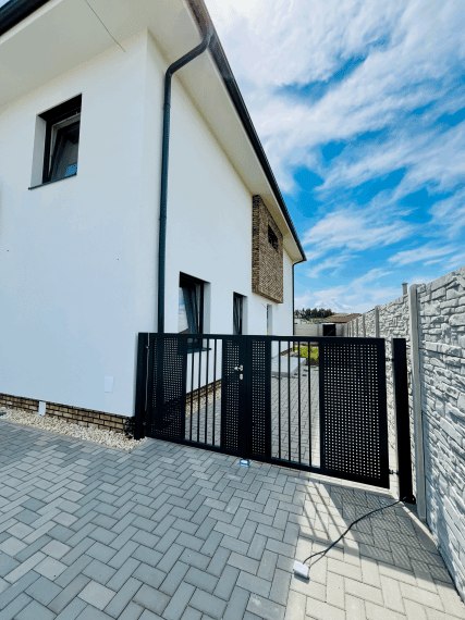 Reality KOMPLEX s.r.o. Vám ponúka na predaj priestranný a svetlý 3-izbový byt v novostavbe štvorbytovky vo Veľkom Mederi.