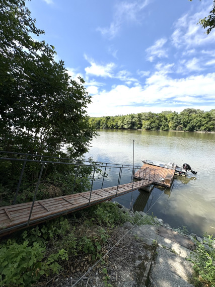 EXKLUZÍVNE IBA U NÁS !!! Reality KOMPLEX s.r.o. vám ponúka na predaj veľkometrážnú dvojpodlažnú rekreačnú chatu s dvoma bytovými jednotkami obklopenú krásnou prírodou  priamo pri rieke Váh – Komárne !!!