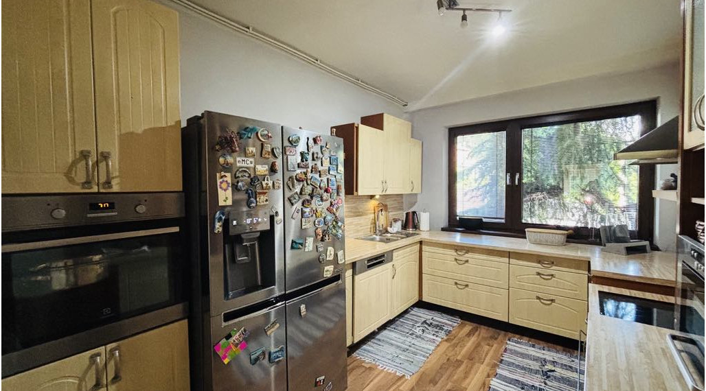 Reality KOMPLEX s.r.o. ponúka na predaj priestranný rodinný dom v meste Kolárovo, ktorý je vďaka svojej dispozícii vhodný aj pre dvojgeneračné bývanie.