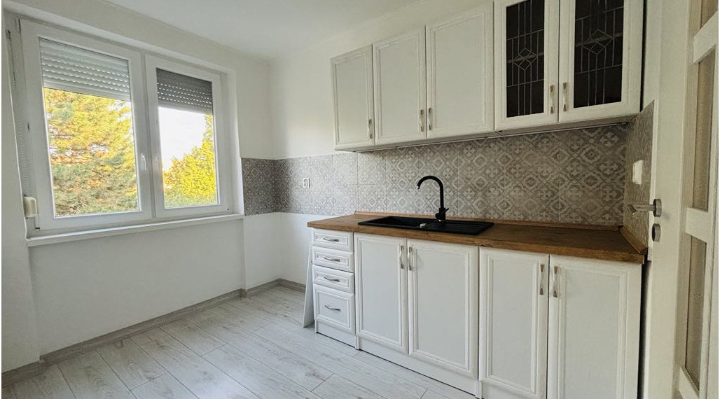 Reality KOMPLEX s.r.o. Vám ponúka EXKLIZÍVNE na predaj kompletne zrekonštruovaný 3-izbový byt s balkónom v obci Zemianska Olča, v okrese Komárno.