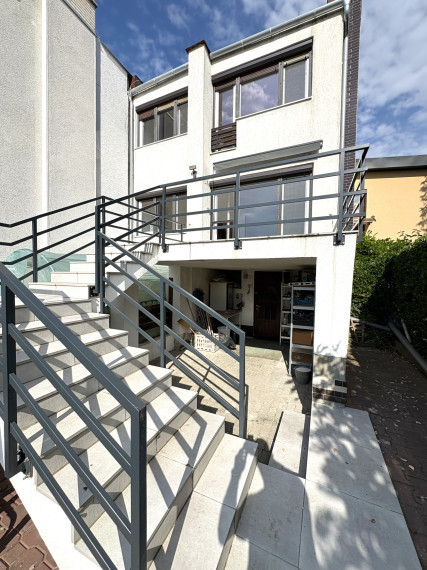 Reality KOMPLEX s.r.o. ponúka na PRENÁJOM 5 izbový rodinný dom s bazénom, záhradou a s garážou v Novej Stráži, časť Komárno !!!