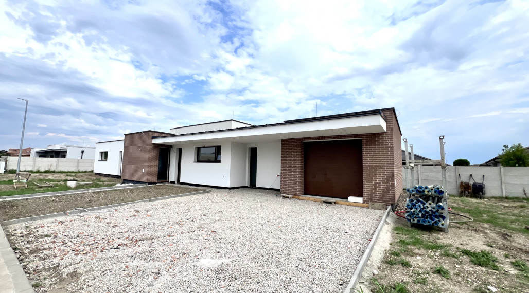 Reality KOMPLEX s.r.o. ponúka na PREDAJ 5 izbový rodinný dom-NOVOSTAVBU s garážou v Miloslavove