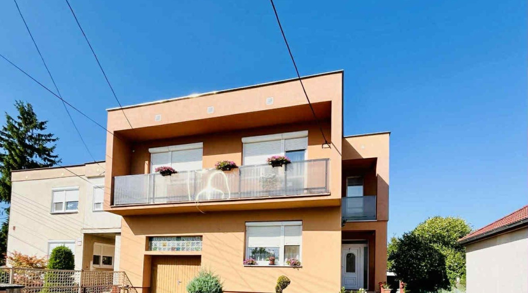 Reality KOMPLEX s.r.o. Vám ponúka na predaj priestranný 4-izbový rodinný dom s garážou a veľkým pozemkom v obci Okoč