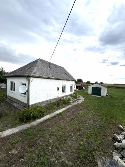 EXKLUZÍVNE IBA U NÁS! Reality KOMPLEX s.r.o. Vám ponúka na predaj rodinný dom nachádzajúci sa v pokojnej obci s veľkým pozemkom v Komárne – mestskej časti Kava.