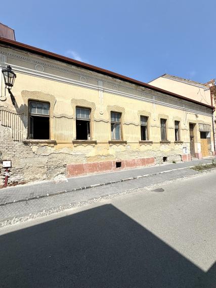 EXKLUZÍVNE IBA U NÁS !!! Reality KOMPLEX s.r.o. vám ponúka na predaj výnimočný dom v srdci historického Komárna – bývanie aj investícia s budúcnosťou !!!