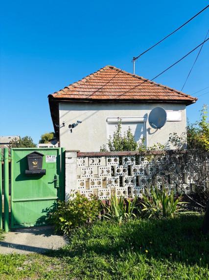 EXKLUZÍVNE – Reality KOMPLEX s.r.o. vám ponúka na predaj malý rodinný dom v obci Tôň, okres Komárno