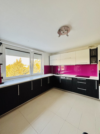 Exkluzívne iba u nás Vám Reality KOMPLEX s.r.o., ponúka na PREDAJ 4 izbový podkrovný byt s garážou v tichej lokalite Mesta Komárno!