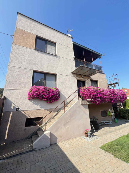 Reality KOMPLEX s.r.o. Vám ponúka na predaj priestranný 4-izbový rodinný dom s dvojgarážou, v meste Komárno.