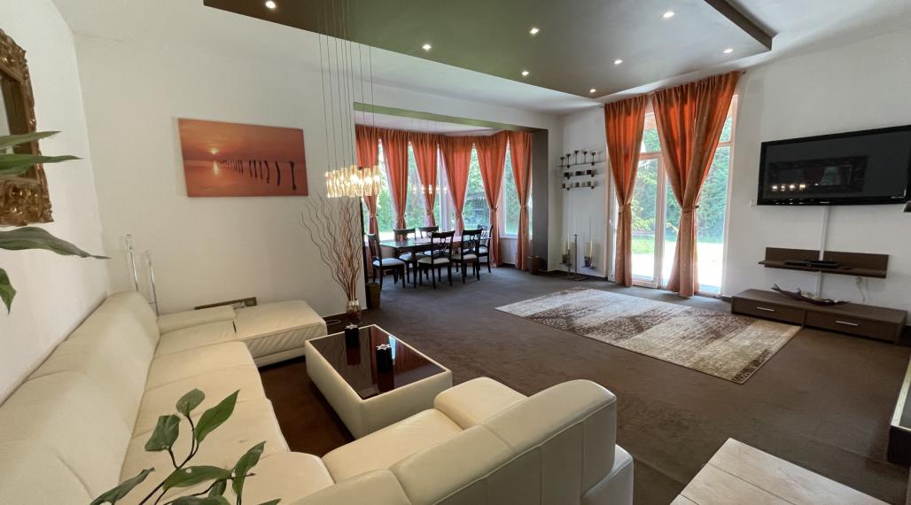 !!!LEN U NÁS!!! Reality KOMPLEX s.r.o. Vám ponúka 6-izbový rodinný dom v Dunajskej Strede NA PREDAJ