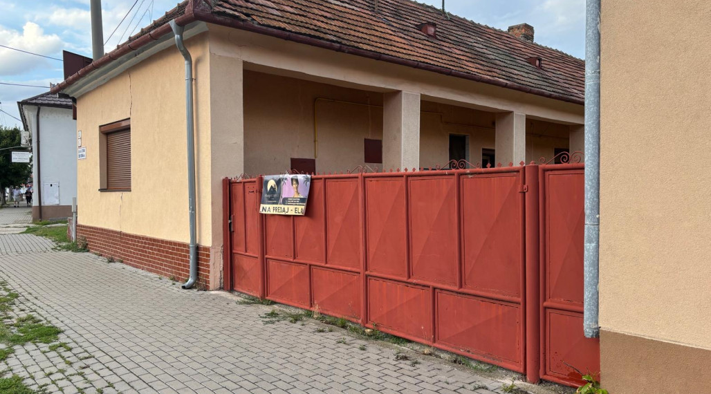 Reality KOMPLEX Vám ponúka EXKLUZÍVNE na predaj rodinný dom, ktorý sa nachádza priamo v centre mesta Veľký Meder.
