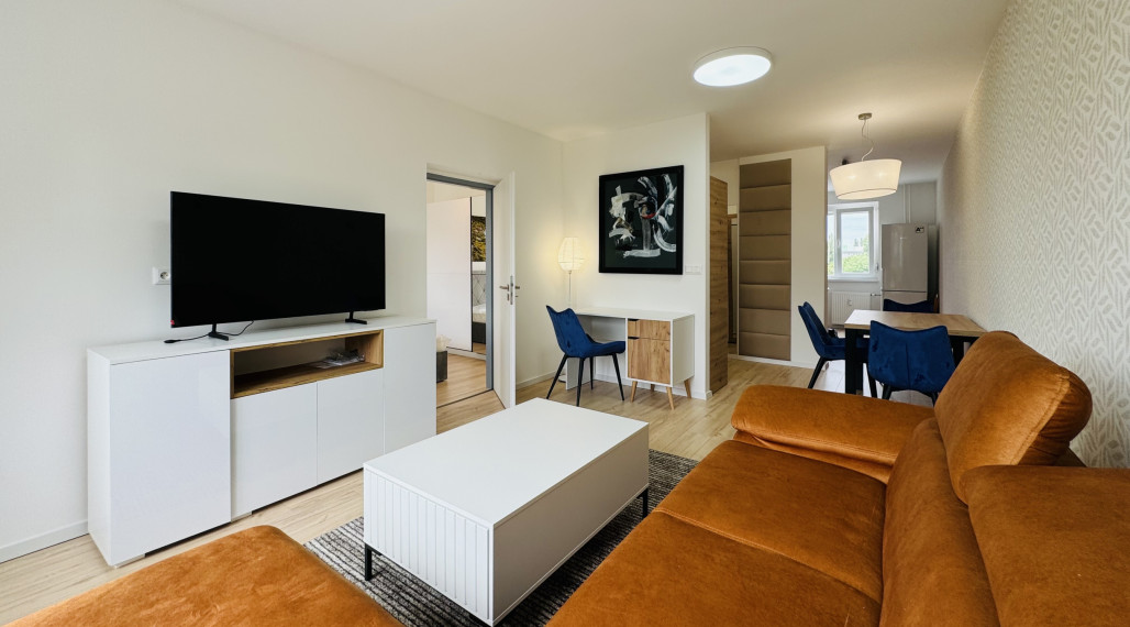 Iba u nás!!! Reality KOMPLEX s.r.o. Vám ponúka od spoľahlivého majiteľa na prenájom, slnečný 2 izbový, kompletne zariadený byt vo výbornej lokalite v Komárne !!!