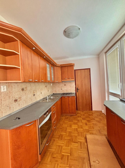 Exkluzívne iba u nás Vám Reality KOMPLEX s.r.o., ponúka na PREDAJ 4 izbový, kompletne rekonštruovaný byt v tichej lokalite Mesta Komárno