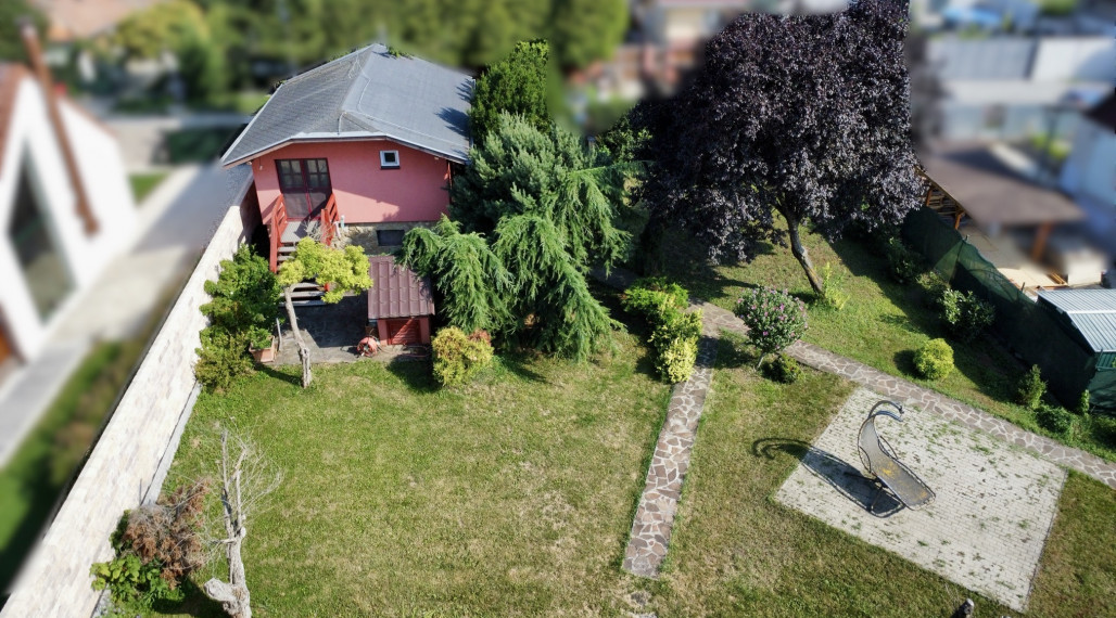 Rekreačná chata  s nádhernou záhradou a jazierkom v obľúbenej časti Komárna (Nová Osada)  blízko Váhu na PREDAJ!!