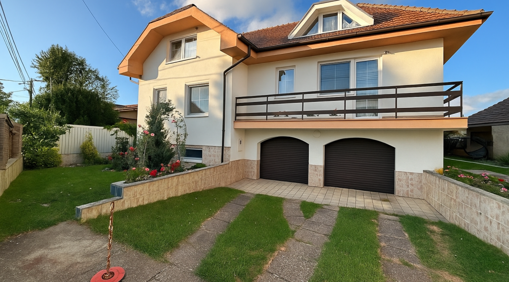 Reality KOMPLEX s.r.o. Vám EXKLUZÍVNE ponúka NA PREDAJ priestranný 7-izbový rodinný dom s veľkým pozemkom v obci Dvory nad Žitavou