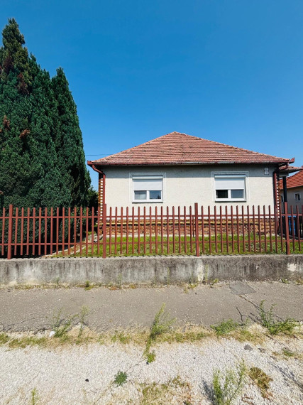 Reality KOMPLEX s.r.o. Vám EXKLUZÍVNE ponúka na predaj rodinný dom v obci Zemianska Olča