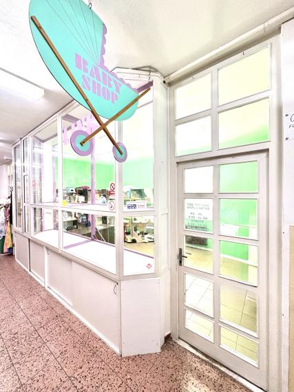 IBA U NÁS !!! Reality KOMPLEX s.r.o. Vám ponúka na PREDAJ obchodný priestor na prízemí v Tržnici v Komárne za super cenu!