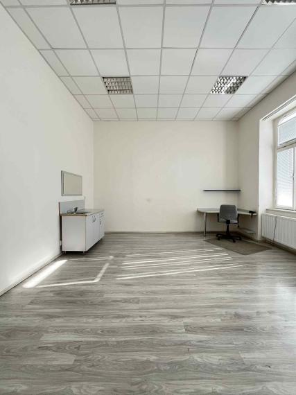 Reality KOMPLEX s.r.o Vám ponúka na prenájom nebytové priestory v rušnej lokalite mesta Komárno.