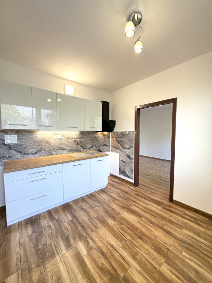 Pozor veľká zľava!! Reality KOMPLEX s.r.o. Vám ponúka na PREDAJ priestranný, zrekonštruovaný  3 izbový byt s bakónom na najlepšej adrese v meste Hurbanovo !!!