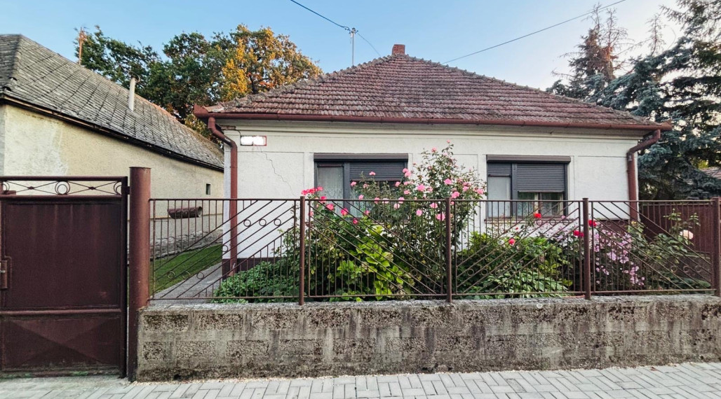 Reality KOMPLEX s.r.o. Vám ponúka EXKLUZÍVNE na predaj rodinný dom v obci Zemianska Olča.