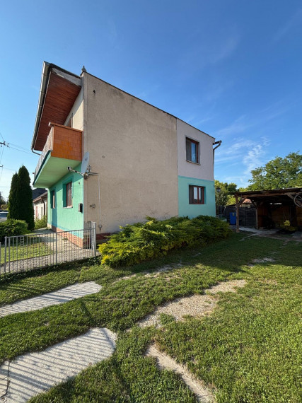 Reality KOMPLEX s.r.o. Vám EXKLUZÍVNE ponúka na predaj priestranný, poschodový 5-izbový rodinný dom v obci Holiare