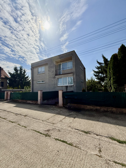 Reality KOMPLEX s.r.o. Vám EXKLUZÍVNE ponúka na predaj poschodový rodinný dom v obci Tešedíkovo!