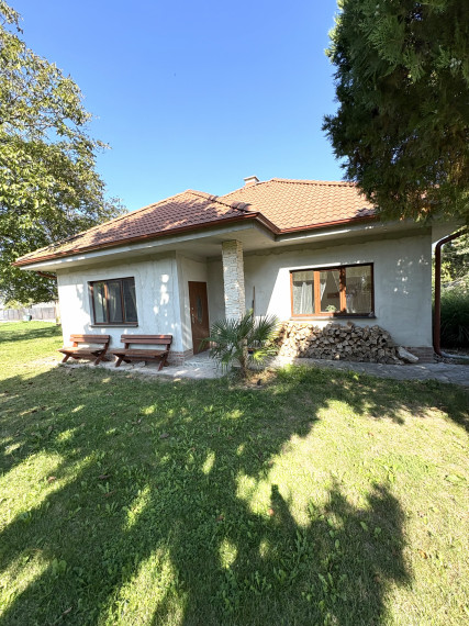 Reality KOMPLEX s.r.o. ponúka na PRENÁJOM 2 izbový zariadený pekný rodinný dom so záhradou  v obci Trávnik !!!