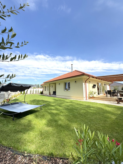 Reality KOMPLEX s.r.o., ponúka na PREDAJ luxusný nadštandardný rodinný dom s relaxačnou záhradou v tichej a obľúbenej lokalite FLORIDA VILLA PARK v meste Dunajská Streda !!!